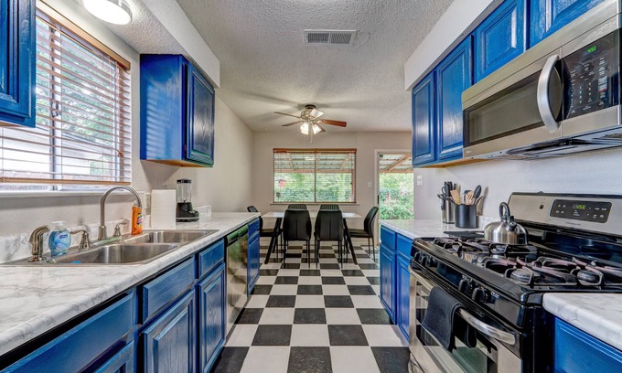 Franklin Park House | NEW! Happy Hollow- w/3 King Beds + Ping-Pong/Movie Room