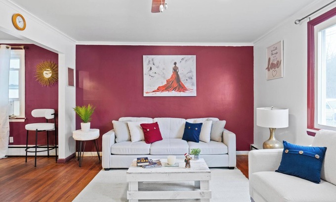 Scranton House | NEW! " Harlem Night" open concept 2 bed flat a few min from downtown and lake