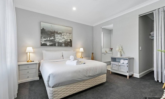Banksia Beach House | New Haven - Eiffel Tower Suite