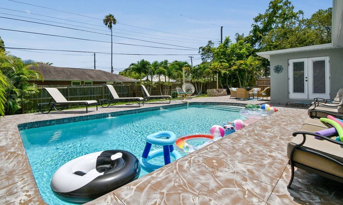 Harbor Bluffs House | New heated saltpool w Kayaks, 8min to Shore: Tranquil Escape