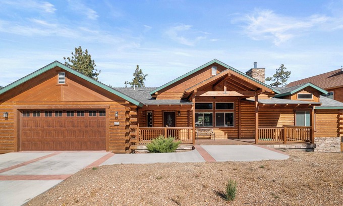 Castle Glen Estates House | NEW HOME - HUGE GREAT ROOM, 2 MASTER SUITES, SPA, PACMAN. ALL 5 STAR REVIEWS!