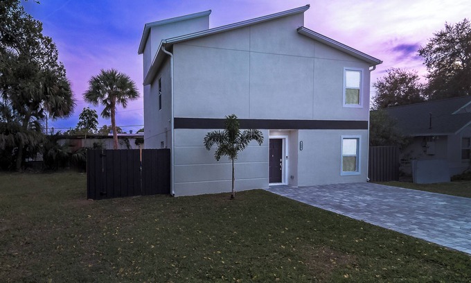 Cocoa House | New Home: Rooftop Seating - Grill - Pets - Sleeps 10
