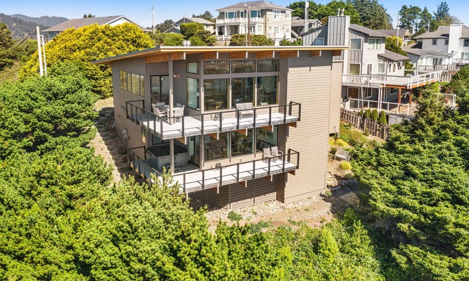 Roads End House | New home w/unparalleled ocean views & private hot tub - dogs welcome