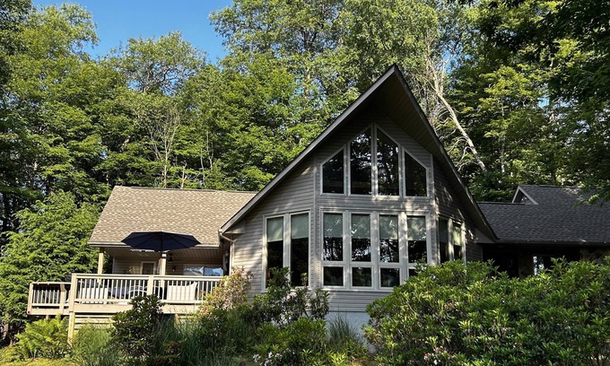 Alpine Lake House | New home! Walking distance to lake & great views!