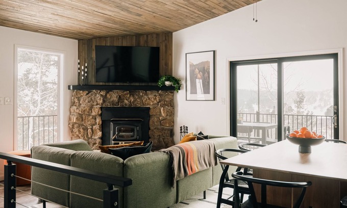Bailey House | NEW Hot Tub + Arcade + Fire Pit + Mtn Views