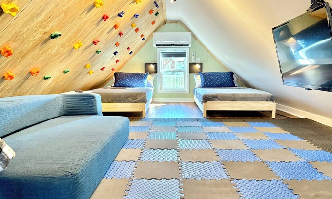 Gaylesville Cabin | NEW! Hot Tub, Climbing Wall, Fully-Fenced, Arcade Barrel, EV Charger, Families!