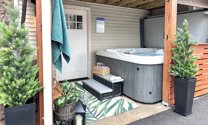 Washington Street Historic District House | New hot tub & outdoor TV! 3 bedroom apt dwntn Middletown, across from Wesleyan