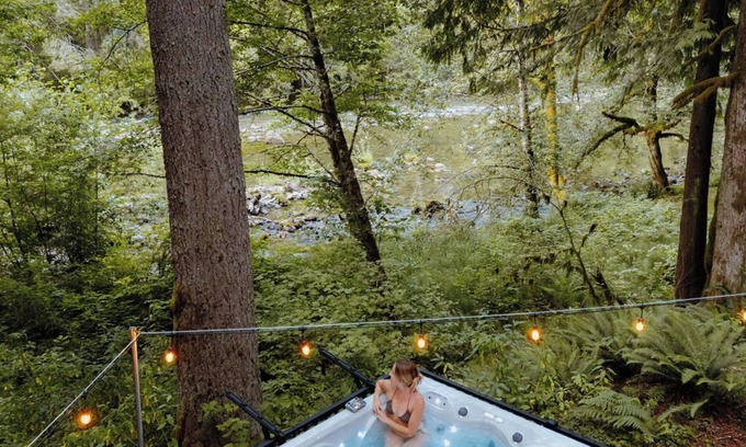 Skykomish Cabin | New! Hot tub with amazing river view at Hunt's Hut!