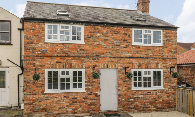 Tholthorpe Cottage | NEW INN APARTMENT, with a garden in Easingwold