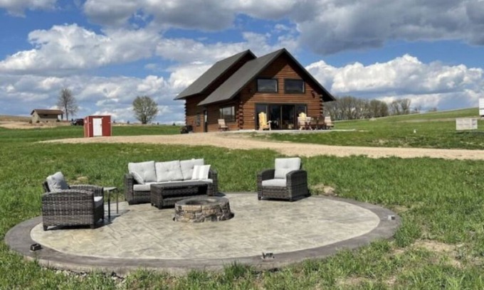 Long Prairie Cabin | New Lakefront Log Cabin & Private Dock