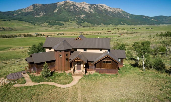 Crested Butte South House | New Large 4 Bedroom 4 Bath w/ Game room on 15 Acres - Amazing Mountain Views