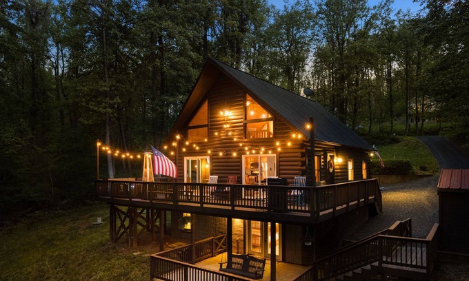Linden Ski Chalet | NEW Liberty Chalet ~ Mountain Retreat w/4bdr & Hot Tub ~ Pet Friendly!
