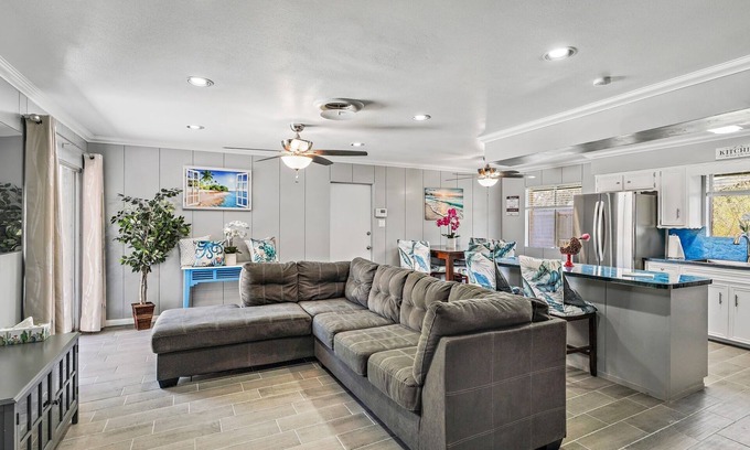 South Side House | NEW LISTING! 4 Bedrooms (6 beds) Safe Quiet Full-Stocked by RedAwning