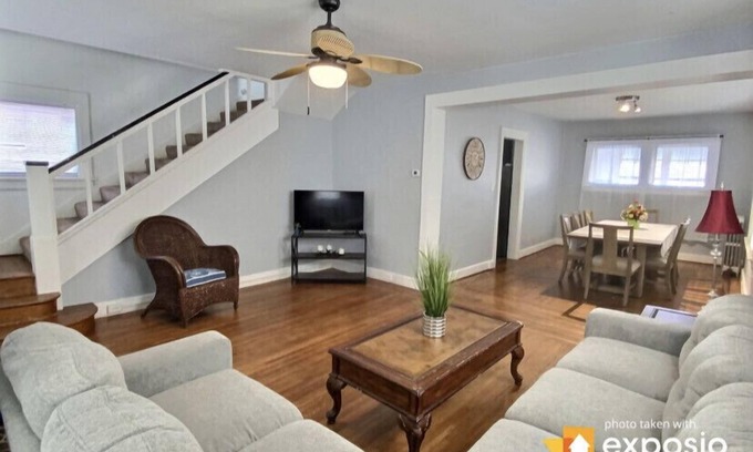 York House | New listing “City Splendor” -Cheerful 4BDR 2BA York City home