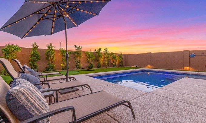 Desert View House | New Listing! Heated Sparkling Pool, Fast Wifi, King Bed, Putting Green!