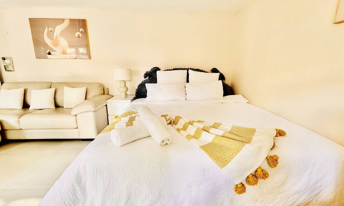Burwood East House | New listing: Near deakin, tram station and Kmart cozy brand new studio