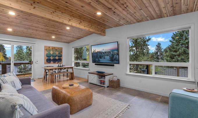 Larkspur House | New Listing! Private Hot Tub ~ Fire pit ~ Dog Friendly