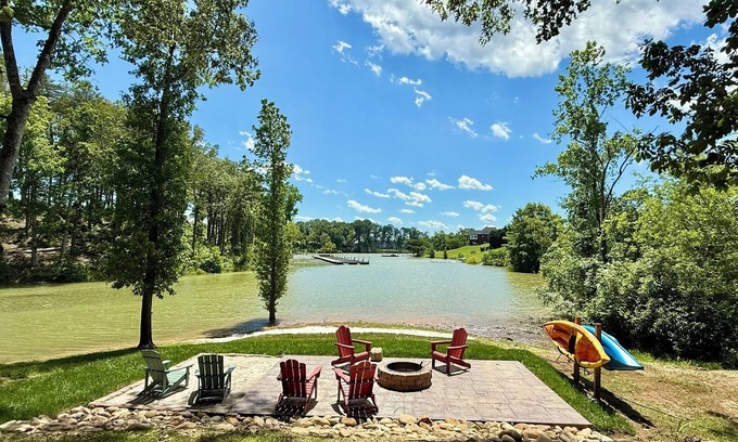 Baneberry Cottage | New listing! TN Lake Cottage, Douglas Lake, Lakefront, Firepit, Hot tub, Kayaks