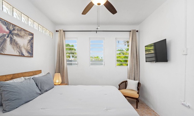 Cerro Gordo House | NEW LISTING! Walk to Cerro Gordo Beach, 3b House with yard by RedAwning