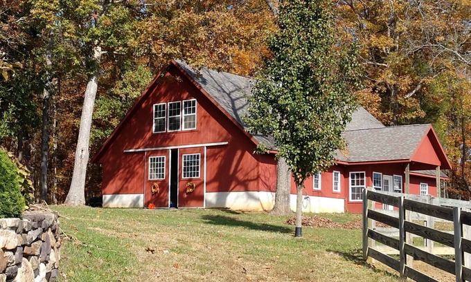 Lexington Apartment | New loft apartment in a working horse barn. Minutes from Lexington and the VHC.