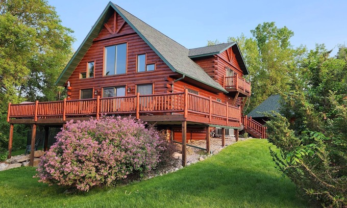 Baraboo Cabin | 🏞New Log Cabin*Perfect Location by Devil's Lake*Close to Dells*Ski*Fireplace*🏕
