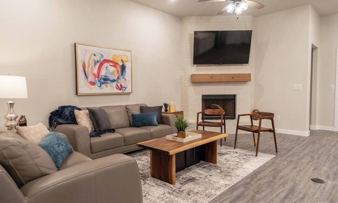 Lubbock House | New Long Term Stays Modern 4BR 2B 1 Car Garage Sleeps 10