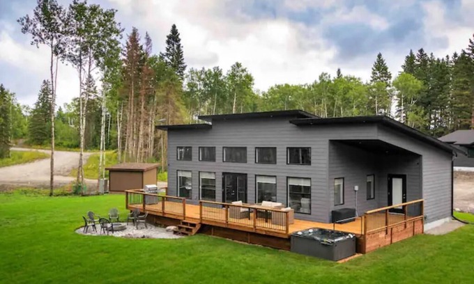 Strathclair Cabin | New luxurious 3 BR w/hot tub. Mins to Clear Lake!