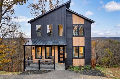 Sevierville House | New Luxurious 4Bd 5B Ensuite Cabin with Indoor Pool, HotTub, Theater and Game Room, Spring Deal