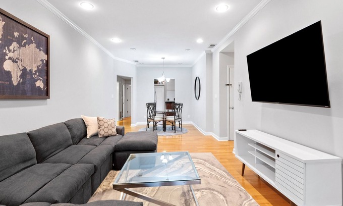 DeBaliviere Place Apartment | New! Luxurious King Bed Suite Near Wash-U