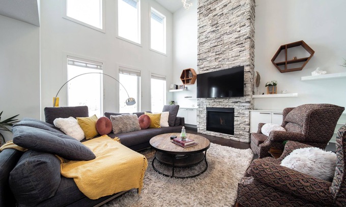 St. Albert House | NEW Luxurious Lakefront 5 bdrm 4 bath house in St. Albert hot tub, fireplaces!