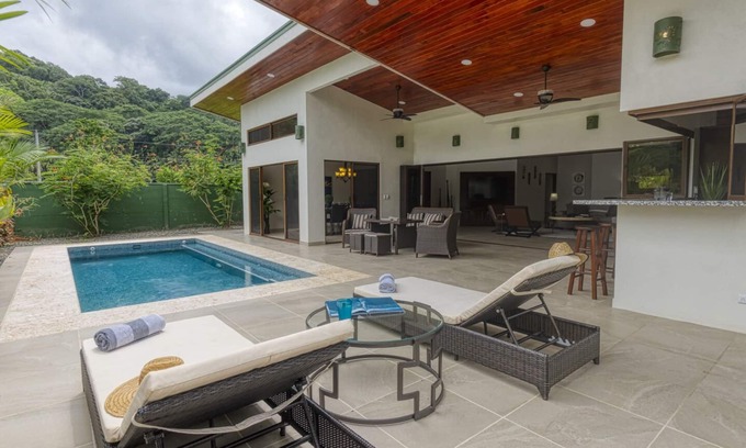 Dominical House | New Luxury Home, private pool! 300 steps to beach, 8 min. walk to bars & dining