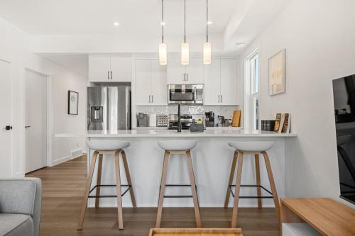 Springbank Hill House | New Luxury Rated Aspen Home, Incl. Free Banff Pass