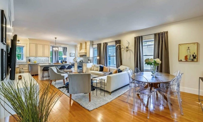 Forest Hills - Woodbourne Condo | New Luxury Renovation | Near T