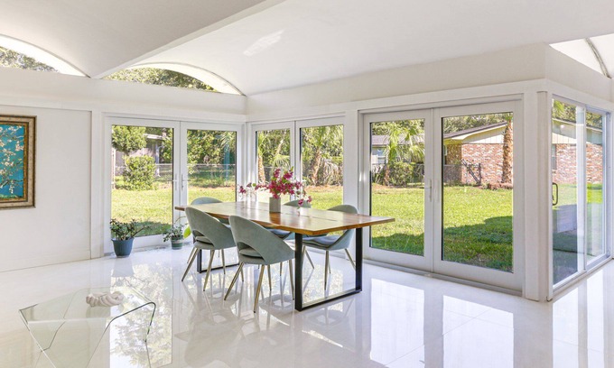 Tallahassee House | New: Luxury, unique Mid Century Modern home for games and grad weekends.