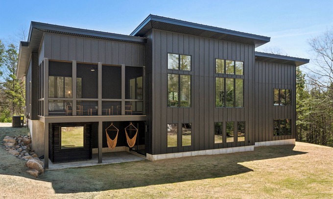 Cape Neddick Cabin | NEW Luxury York Cabin - Sauna, Game Room, Gym - Close to Ogunquit