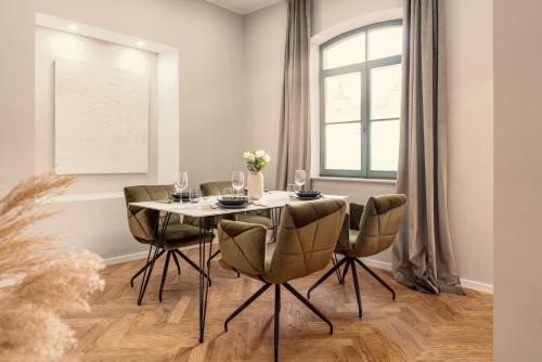 Innenstadt Apartment | NEW LUXUS Suite I TWO Kingbeds I Center