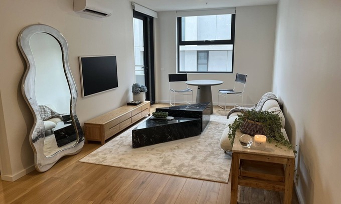 Lyneham Apartment | New & Modern 1bd Apt. w/parking