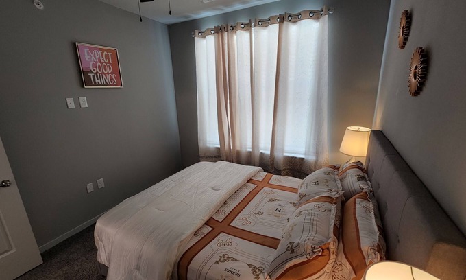 Klein Apartment | New modern apartment close to the Marketplace and major highways