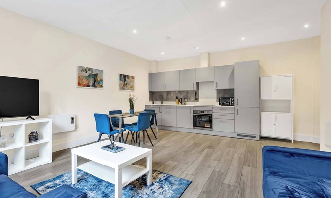 Cheam Apartment | New Modern London 2 Bed | Long Stays! with Parking