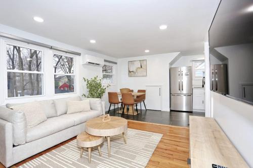 Bergenfield Apartment | NEW Modern NYC Escape near MetLife AmDream MALL EWR