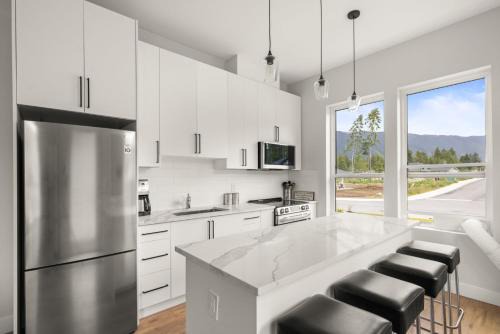 Lake Cowichan Apartment | New! Modern Private 1 Bedroom Suite, Cowichan Lake, Minutes Drive from Lake & Town Core!