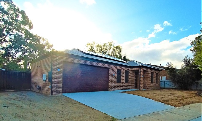 Glenroy House | New, Modern Property built in 2021 * Close to Town