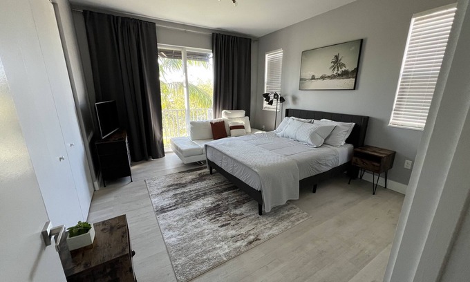 Oakland Park House | New Modern Townhome! 8 min to DT Las Olas & Beach!