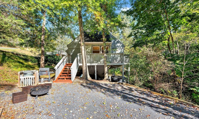 Basye Cabin | NEW! Mountain Escape with Hot Tub & Stargazing