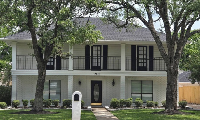 Bryan House | New Orleans fashion and flare with cozy southern charm.