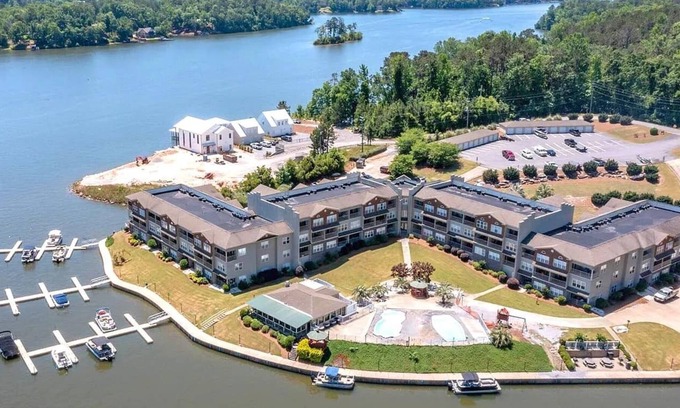 Alexander City Condo | New Owners/Newly Furnished/New Paint-Lake Martin Condo on the Water in Alex City