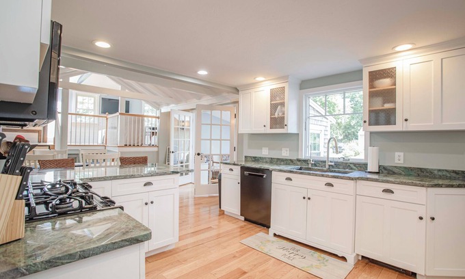 Scituate House | New! Perfect Beach Getaway-Sleeps 12, Dog Friendly, Short Walk to Egypt Beach