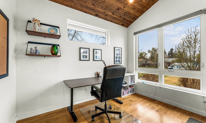 University Park House | New! Perfect for group/family! Trampoline/FirePit
