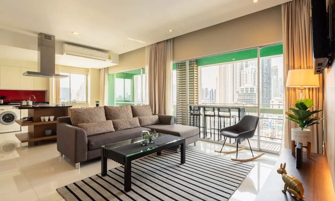 Khlong Toei Apartment | NEW/POOL/Hi-SWifi/DailyClean/SKYVIEW@MRT Sirikit/ETA