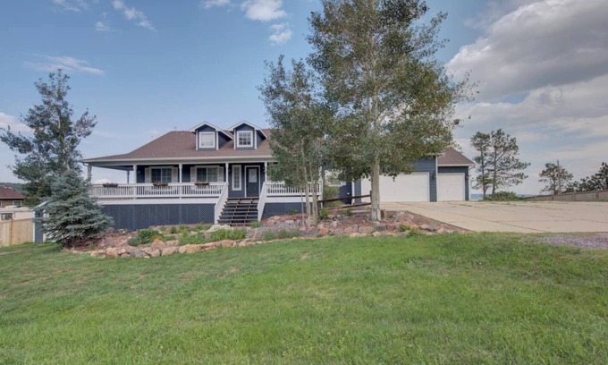 Palmer Lake House | NEW Raspberry Mountain Family Farmhouse Upper Unit